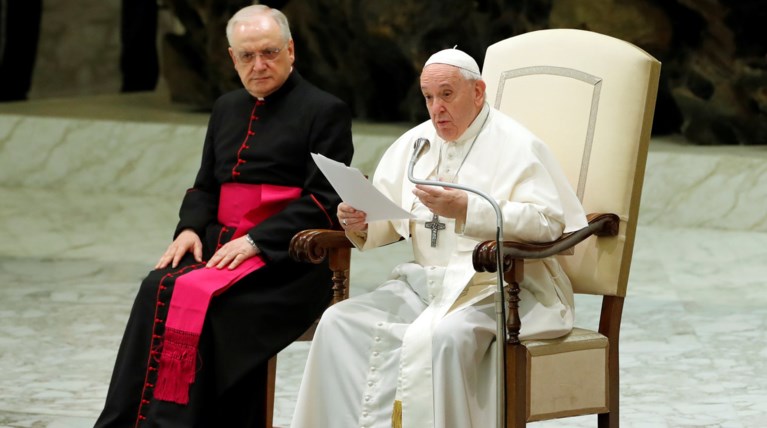 Ο πάπας Φραγκίσκος προσεύχεται για τους ασθενείς του Covid-19