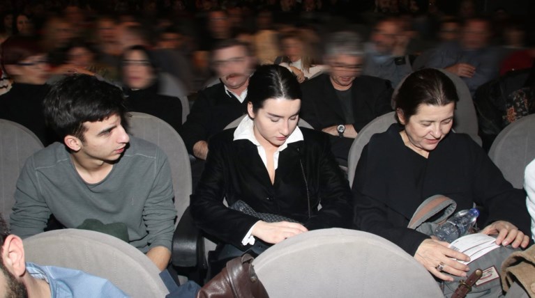 Η σύζυγος και τα παιδιά Μικρούτσικου στον Β. Παπακωνσταντίνου [εικόνες]