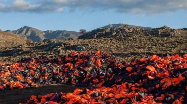 Λέσβος: Έβαλαν σωσίβια και βάρκες στο χώρο που θα επιταχθεί