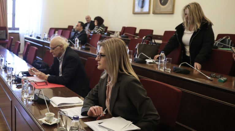 Γιατί επιμένει ο ΣΥΡΙΖΑ να καταθέσουν οι μάρτυρες με κουκούλες