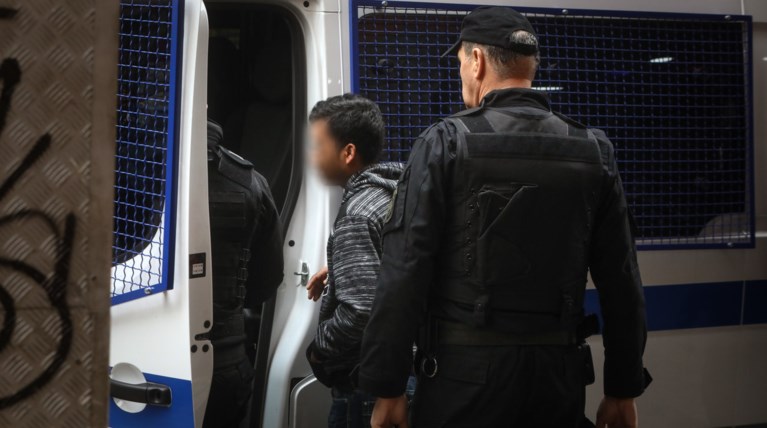Νέα επιχείρηση στη Μενάνδρου με συλλήψεις και προσαγωγές