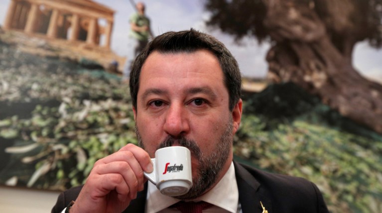Σάλος με Σαλβίνι: "Απολίτστες όσες γυναίκες κάνουν αμβλώσεις"
