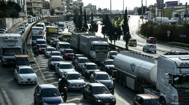 Σύγκρουση νταλίκας με ΙΧ - Ουρά χιλιομέτρων στον Κηφισό