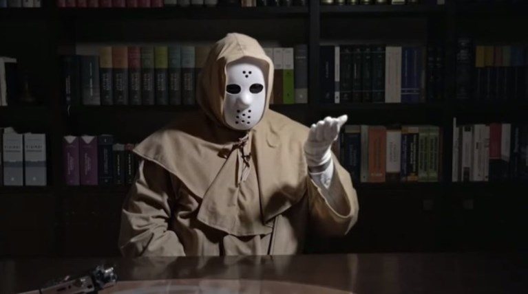 Novartis: Βγάζουν τις κουκούλες από τους προστατευόμενους μάρτυρες