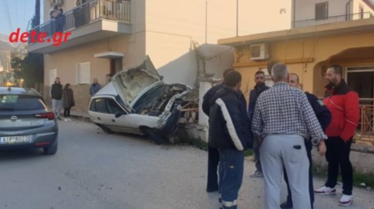 Απίστευτο: Ασθενοφόρο με τραυματία έμεινε & το έσπρωχνε ο κόσμος-ΦΩΤΟ