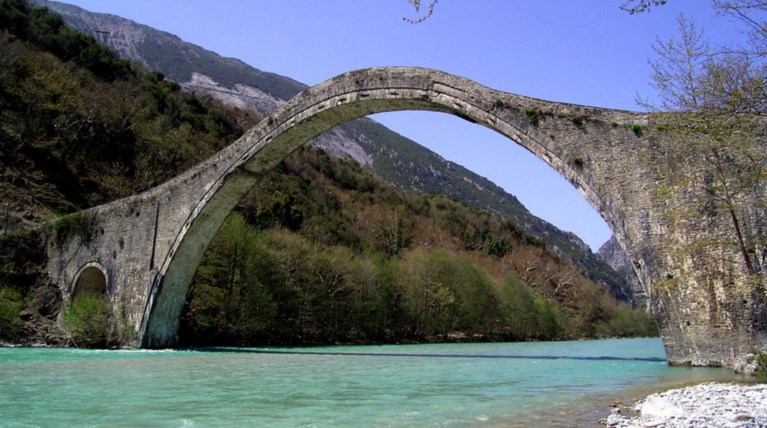 Αποκαταστάθηκε το εμβληματικό μονότοξο γεφύρι της Πλάκας