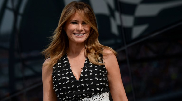 Έδωσε ρέστα η Μελάνια: Η διαφορετική εμφάνιση με μαυρόασπρο λουκ