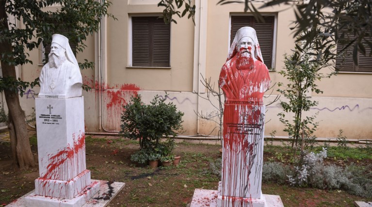 Βανδαλισμοί και μπογιές στη Μητρόπολη Θεσσαλονίκης [εικόνες]
