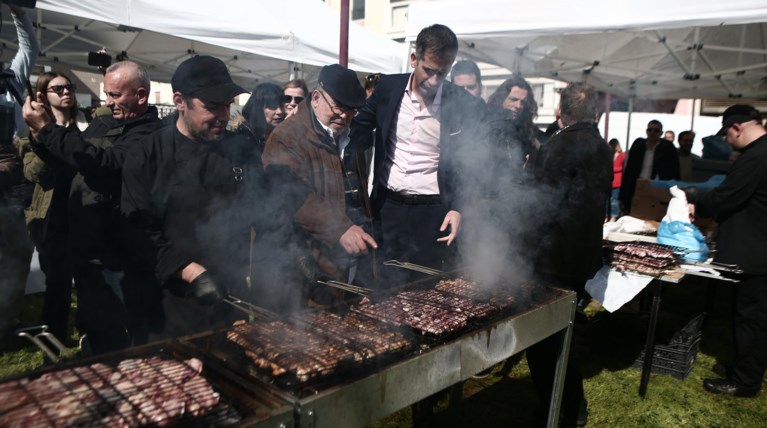 Τσικνοπέμπτη: Γλέντι και ψήσιμο στη Βαρβάκειο [εικόνες]