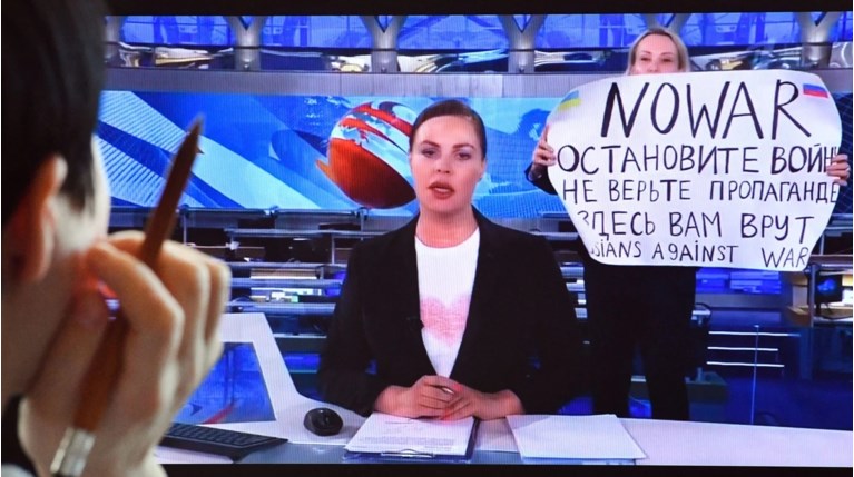 Ρωσίδα δημοσιογράφος διαμαρτυρία