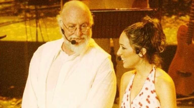 Η Καλομοίρα αποχαιρετά τον Διονύση Σαββόπουλο: Η επική εμφάνιση μέσα από την τούρτα στο Ηρώδειο