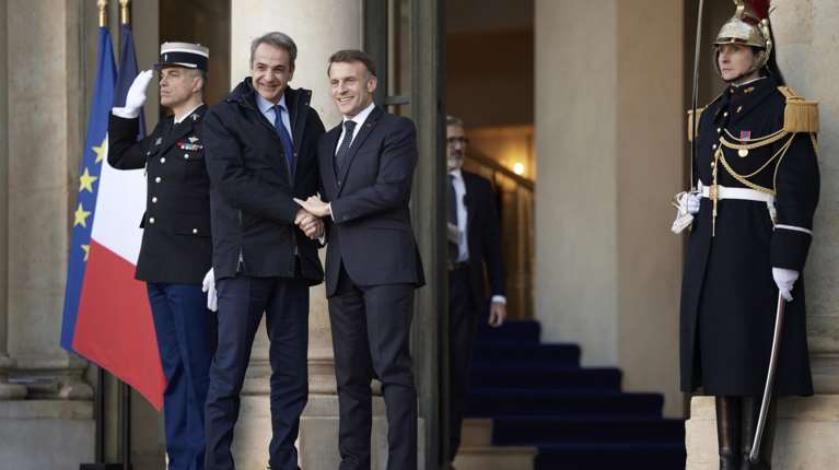 Μητσοτάκης από το Παρίσι: Η Ελλάδα υποστηρίζει πλήρως την κοινή δήλωση για τη Γροιλανδία