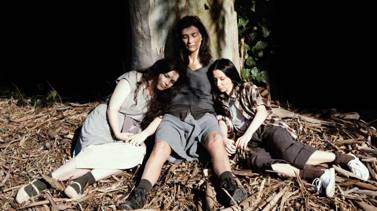 "Το δέντρο που ματώνει": Ενα έργο - γροθιά για την ενδοοικογενειακή βία, στο Θέατρο Αγγέλων Βήμα