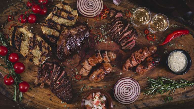 Τσικνοπέμπτη, η μέρα της απόλυτης κρεατοφαγίας: Τι γιορτάζουμε και γιατί είναι... Πέμπτη