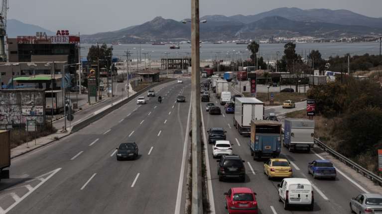 28η Οκτωβρίου: &quot;Αν αγαπάς την οικογένειά σου, προσοχή στον δρόμο&quot; - Το μήνυμα του Υπ. Μεταφορών στους οδηγούς