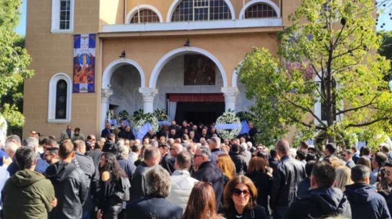 Συγκίνηση στο τελευταίο αντίο στον Γιώργο Γεράρδο, ιδρυτή του Πλαισίου: Τα συγκλονιστικά λόγια του γιου του