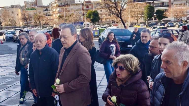 Στο γήπεδο του ΠΑΟΚ  ο Σωκράτης Φάμελλος: Aφησε ένα λευκό τριαντάφυλλο για τους νεκρούς οπαδούς του δικέφαλου