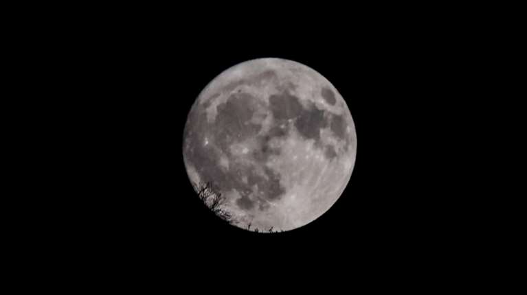 Πανσέληνος Μαΐου 2025: Πότε θα δούμε στον ουρανό το &quot;φεγγάρι των Λουλουδιών&quot;