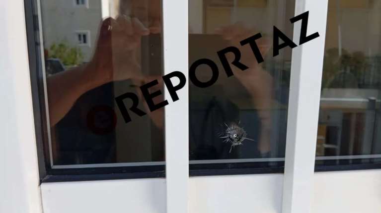 Επίθεση με αεροβόλο στα γραφεία της εφημερίδας &quot;ΜΠΑΜ&quot; - &quot;Για ό,τι άλλο συμβεί ευθύνη του Χρυσοχοΐδη&quot;, έγραψε ο Κουσουλός