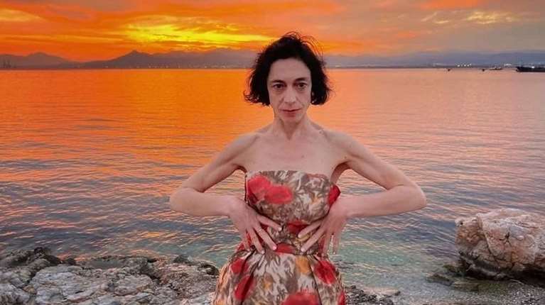 Όπως δεν την έχουμε ξαναδεί: Η Έλενα Τοπαλίδου με ξανθό καρέ και ασημί metallic κορμάκι