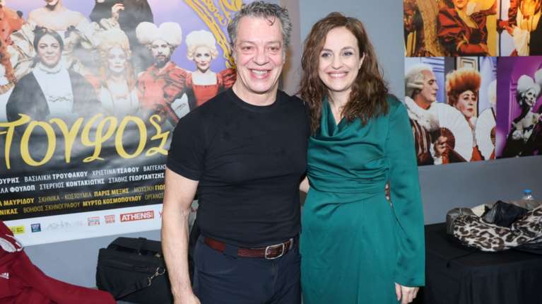 Γιάννης Τσορτέκης &amp; Έλενα Μαυρίδου ποζάρουν αγκαλιά στην πρεμιέρα του &quot;Ταρτούφου&quot;