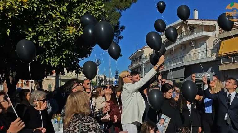 Μάνδρα, 8 χρόνια από τις φονικές πλημμύρες: Συγκίνηση, οργή και μαύρα μπαλόνια στον ουρανό στο ετήσιο μνημόσυνο