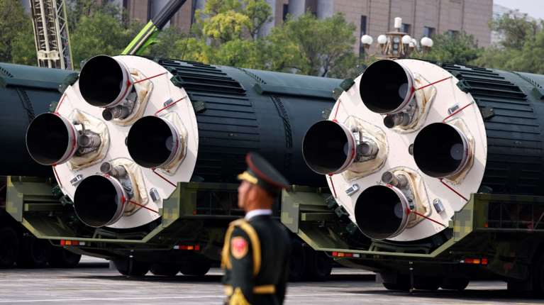 Bloomberg: Η Ευρώπη προετοιμάζει κρυφά το δικό της πυρηνικό οπλοστάσιο, χωρίς τις ΗΠΑ