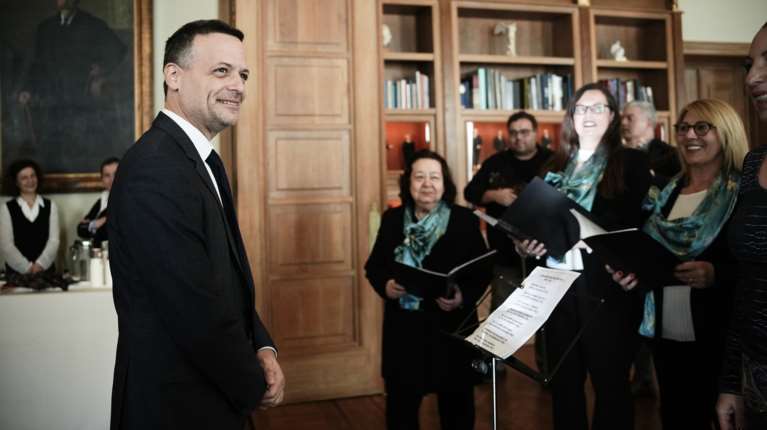 Τα πρωτοχρονιάτικα κάλαντα στο δημαρχείο της Αθήνας άκουσε ο Χάρης Δούκας