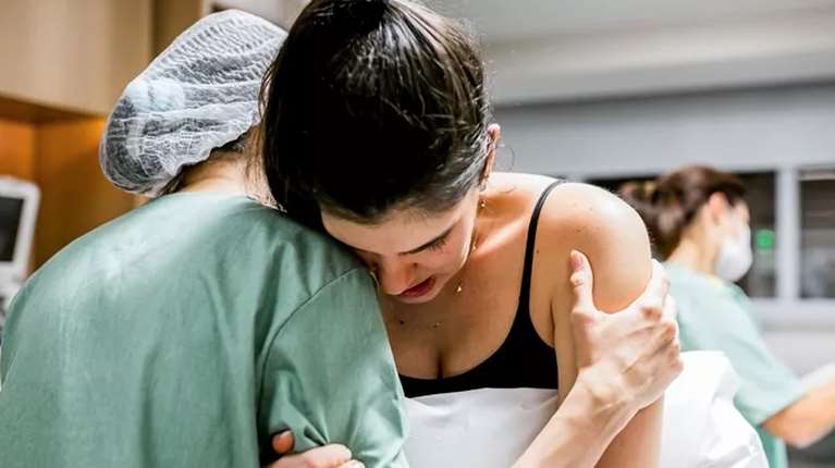 Φόβος για τον τοκετό; 2 παράγοντες που βοηθούν τις γυναίκες να γεννούν με σιγουριά