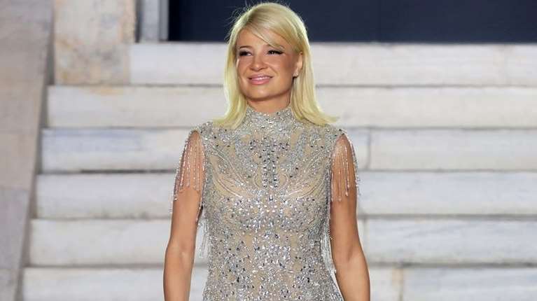 Φαίη Σκορδά: Με κόκκινο φόρεμα αγκαλιά με τη Βάσια Λόη, πριν από 18 χρόνια