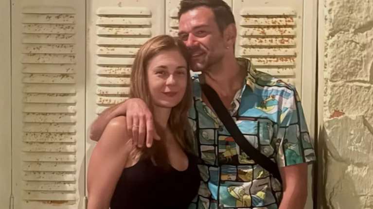 Τάσος Ιορδανίδης: Βουτιές με τα παιδιά του στην πισίνα του ξενοδοχείου που μένει στην Κάρυστο