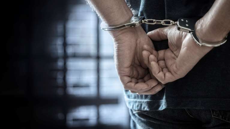 Αθήνα: 31χρονος στρατολογούσε ανήλικα κορίτσια για να κλέβουν τσάντες στο κέντρο