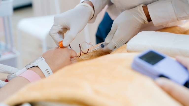 &quot;Την είδα πάνω από τον σύζυγο και τη σταμάτησα&quot;: Τι λέει η σύζυγος του 67χρονου για τη λάθος μετάγγιση αίματος