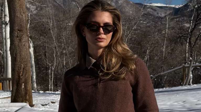 Η Αμαλία Κωστοπούλου φόρεσε τη vintage γούνα της μητέρας της, υιοθετώντας τη σημαντικότερη συμβουλή μόδας