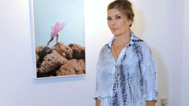 Πίσω στην Πάρο η Σοφία Αλιμπέρτη- Βραδινή εξόρμηση στην Παροικιά με τον γιο της