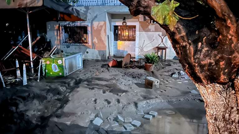 Στο έλεος της κακοκαιρίας η Λακωνία: H ΕΜΑΚ διέσωσε οικογένεια, κατέρρευσε μαντρότοιχος σε σχολείο [εικόνες - βίντεο]