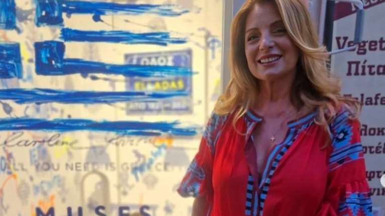 Στα καντούνια της Κέρκυρας η Άντζελα Γκερέκου: Με κόκκινο καφτάνι