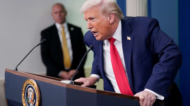 "Βλάκα": Νέα απίστευτη επίθεση Τραμπ στον επικεφαλής της Ομοσπονδιακής Τράπεζας των ΗΠΑ για τα επιτόκια