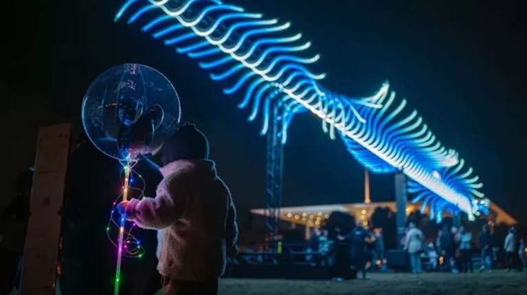 Στις Τζιτζιφιές, παίζει ένα μοναδικό Φεστιβάλ Φωτιστικών Εγκαταστάσεων που εντυπωσιάζει