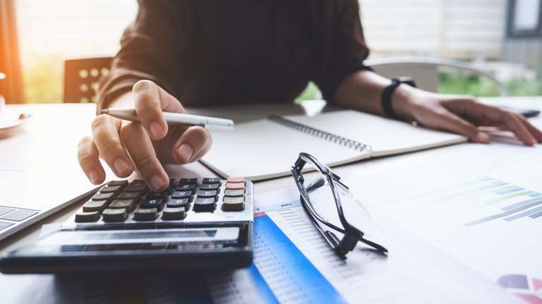 Φιλικότερος ο εξωδικαστικός μηχανισμός: Πώς διασώζονται με 5 κινήσεις οι οφειλέτες