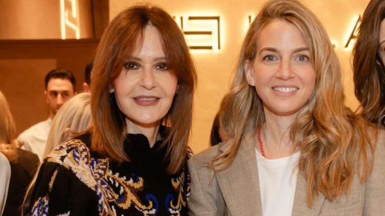 H Χρυσή Βαρδινογιάννη με casual chic σύνολο σε εγκαίνια κοσμηματοπωλείου