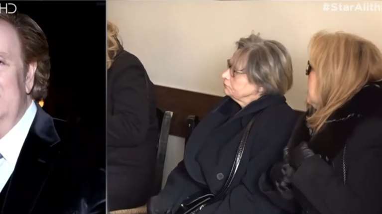 Βαΐτσης Αποστολάτος: Tο τελευταίο &quot;αντίο&quot; στον πρώην αντιπρόεδρο της Βουλής - Τραγικές φιγούρες η σύντροφος και η κόρη του