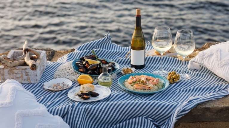 Με τι κρασιά, ούζα και τσίπουρα θα συνοδεύσουμε τα σαρακοστιανά πικνίκ; Ένας κορυφαίος σεφ απαντά