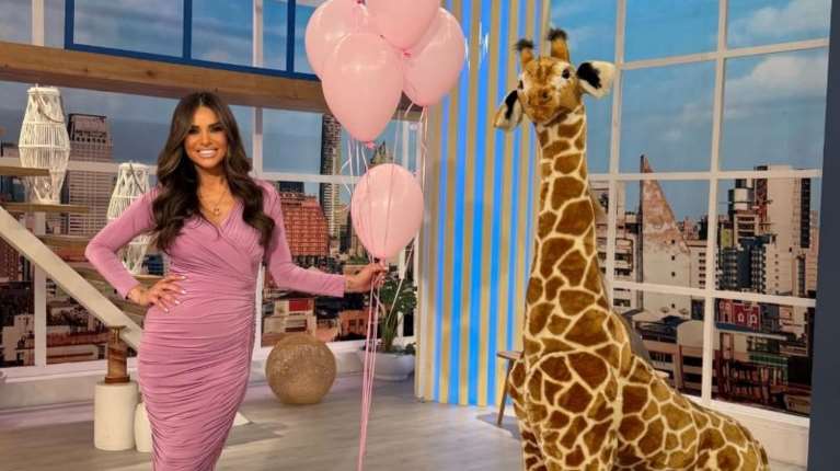 Η Ελένη Τσολάκη χαμογελά μετά την περιπέτεια της υγείας της - Στο παιδικό δωμάτιο της κόρης της