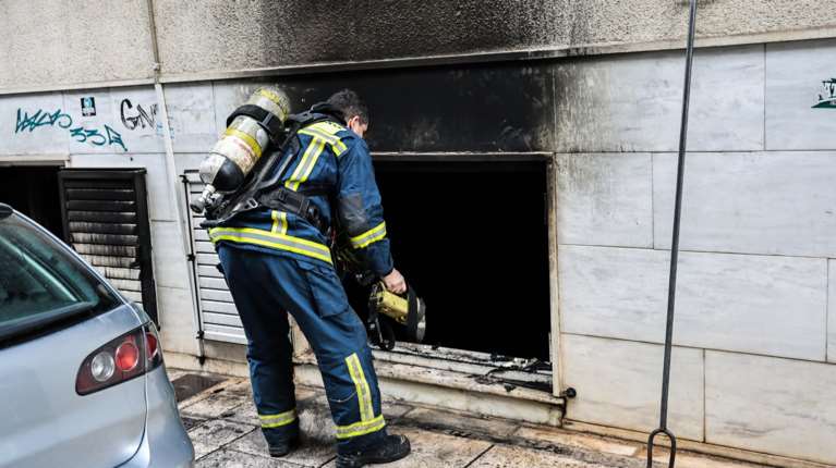 Φωτιά σε διαμέρισμα στην Πατησίων: Μεγάλη επιχείρηση, αποκλείστηκαν δρόμοι