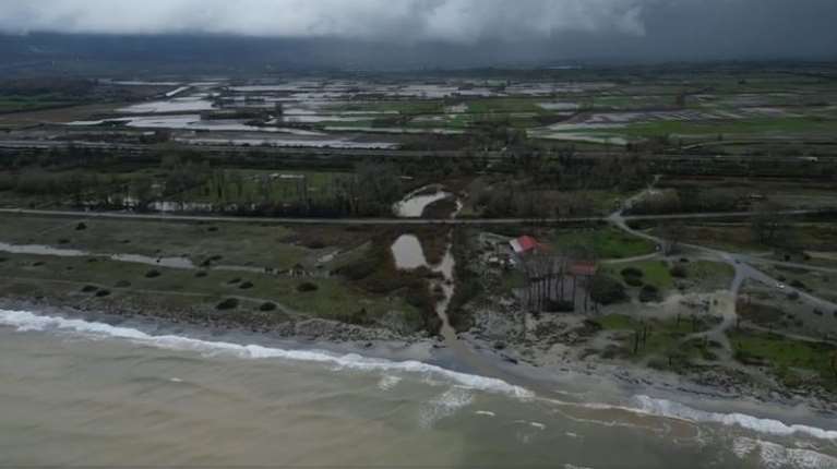 Η κακοκαιρία Byron άλλαξε χρώμα στον Θερμαϊκό: Εντυπωσιακά εναέρια πλάνα από το Λιτόχωρο