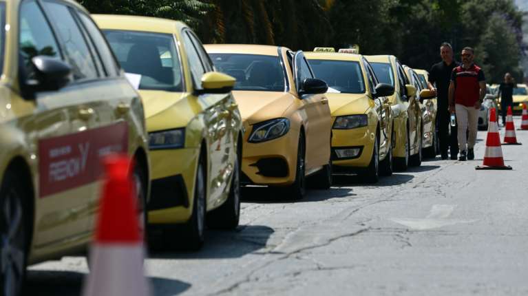 Συνεχίζεται και σήμερα, για τρίτη ημέρα, η απεργία των ταξί στην Αττική