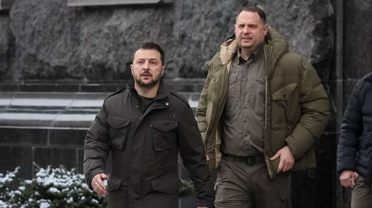 Ουκρανία: Οι αρχές κατά τις διαφθοράς έκαναν έφοδο στο σπίτι προσωπάρχη του Ζελενσκι