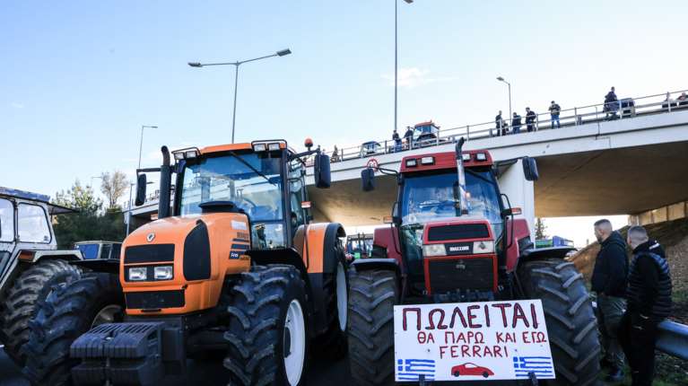 Λάρισα: Ενισχύεται διαρκώς το μπλόκο των αγροτών στη Νίκαια - Κλειστή η εθνική Αθηνών - Θεσσαλονίκης