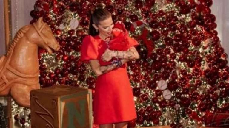 Σε χριστουγεννιάτικη διάθεση η Εριέττα Κούρκουλου Λάτση με την οικογένειά της- Το πανύψηλο δέντρο με τα περίτεχνα στολίδια